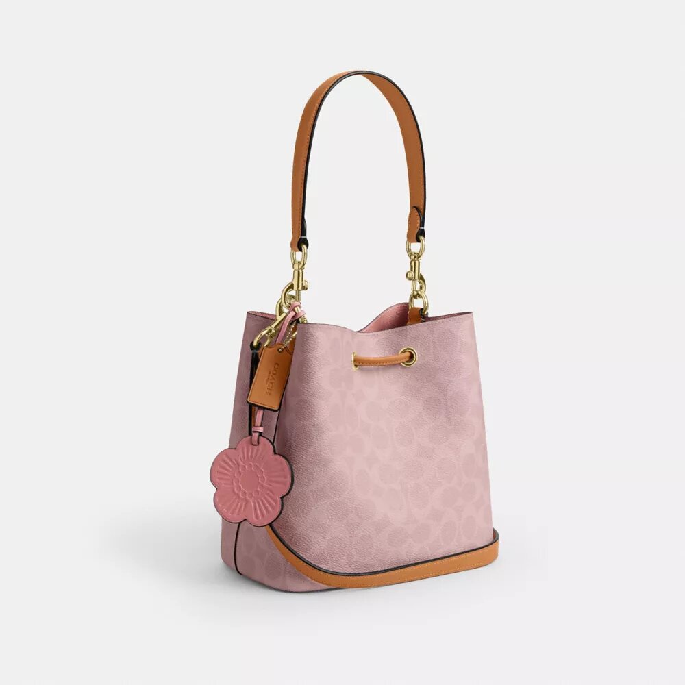 Rowan-bucketbag i Signature Canvas med anheng