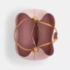 Rowan-bucketbag i Signature Canvas med anheng
