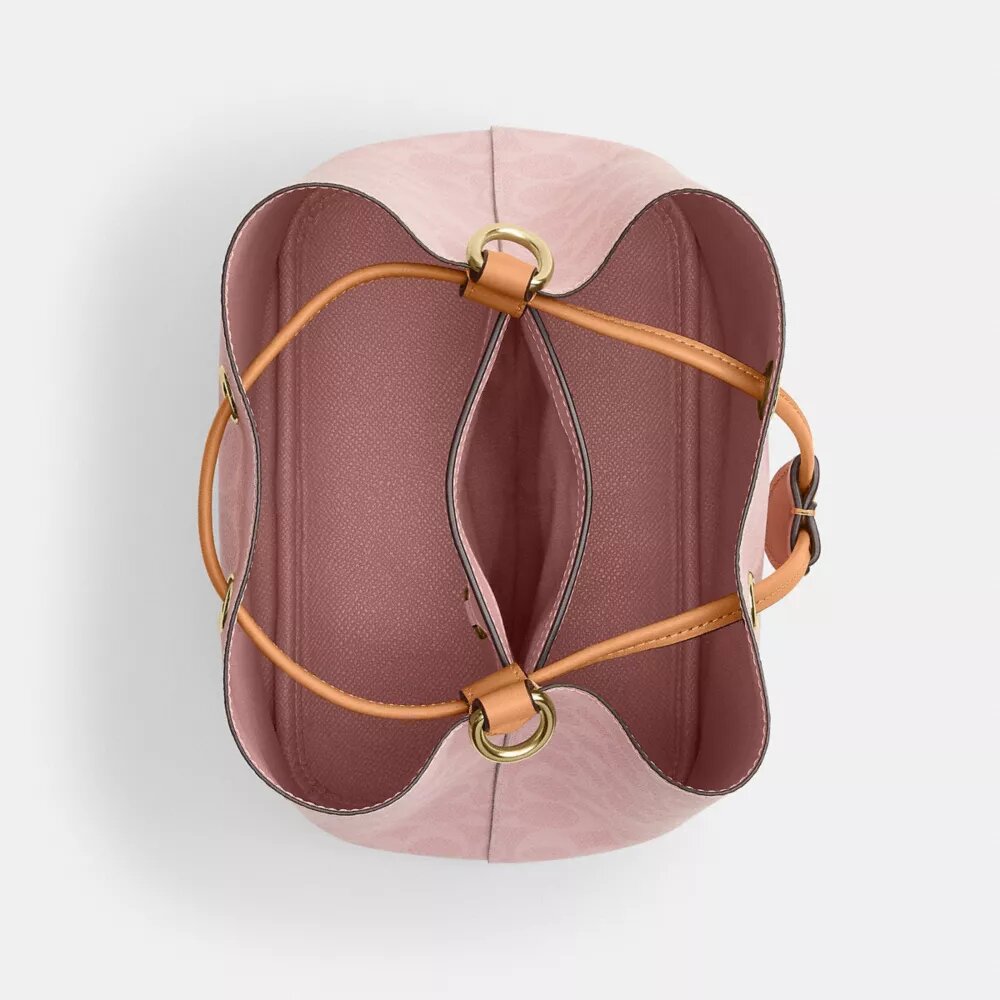 Rowan-bucketbag i Signature Canvas med anheng