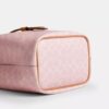 Rowan-bucketbag i Signature Canvas med anheng