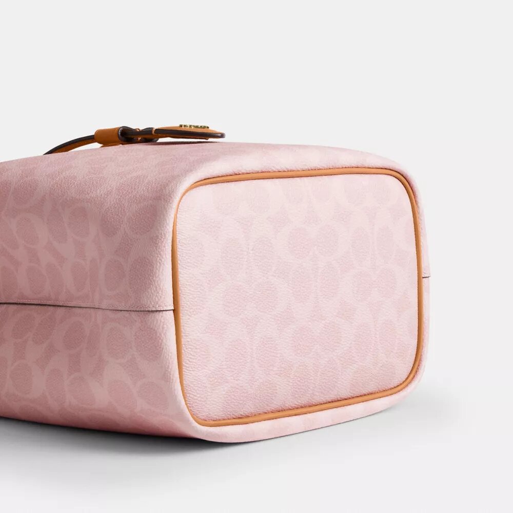 Rowan-bucketbag i Signature Canvas med anheng