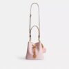Rowan-bucketbag i Signature Canvas med anheng