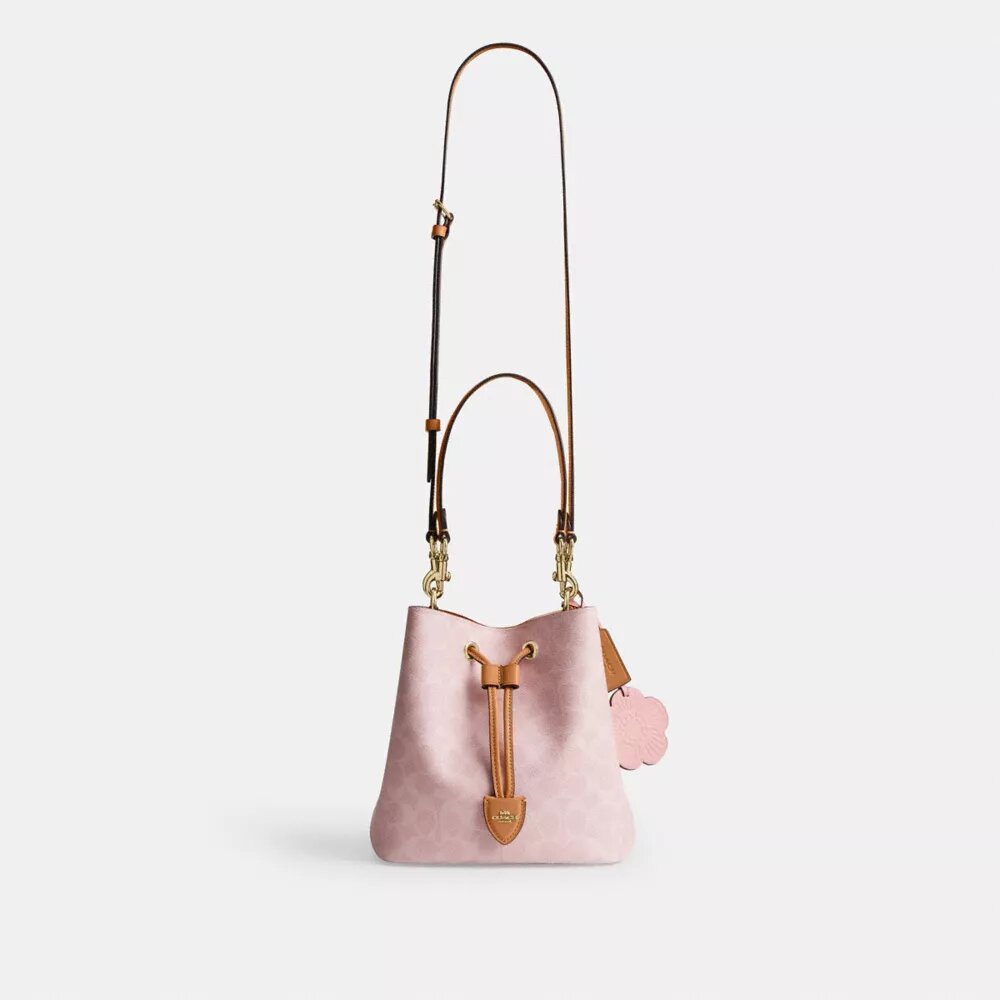 Rowan-bucketbag i Signature Canvas med anheng