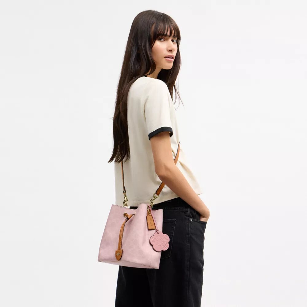 Rowan-bucketbag i Signature Canvas med anheng