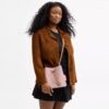 Rowan-bucketbag i Signature Canvas med anheng