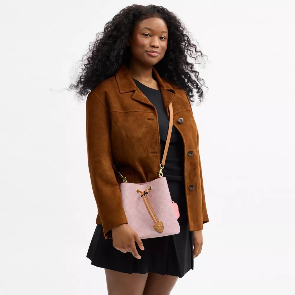Rowan-bucketbag i Signature Canvas med anheng