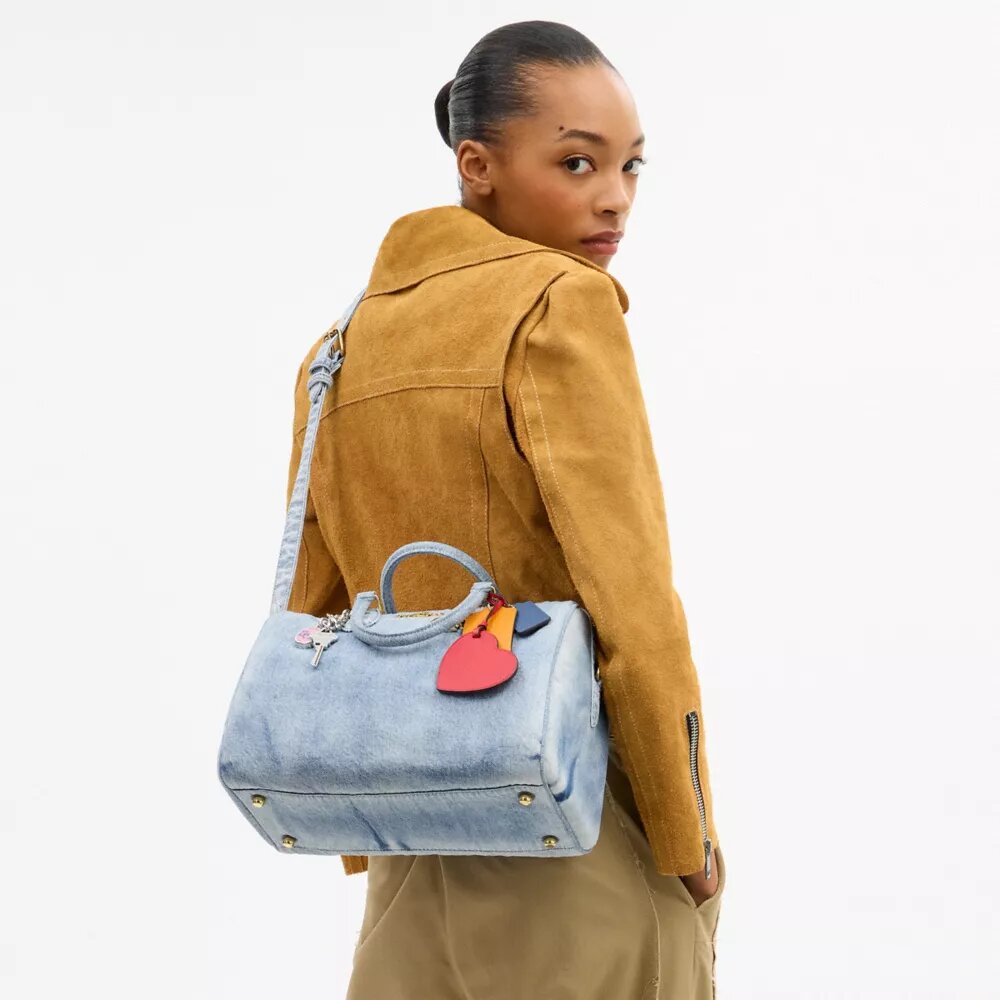 Rowan stor skulderveske i «Loved Denim» med anheng