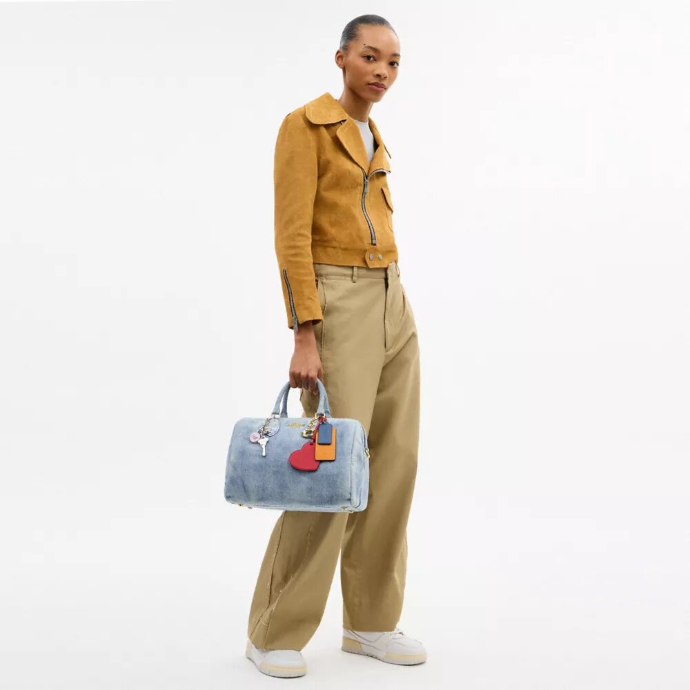 Rowan stor skulderveske i «Loved Denim» med anheng