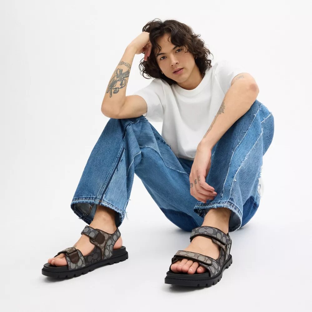 Sandal med to stropper i vår karakteristiske jacquard