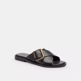 Sandaler med kryssende spenne