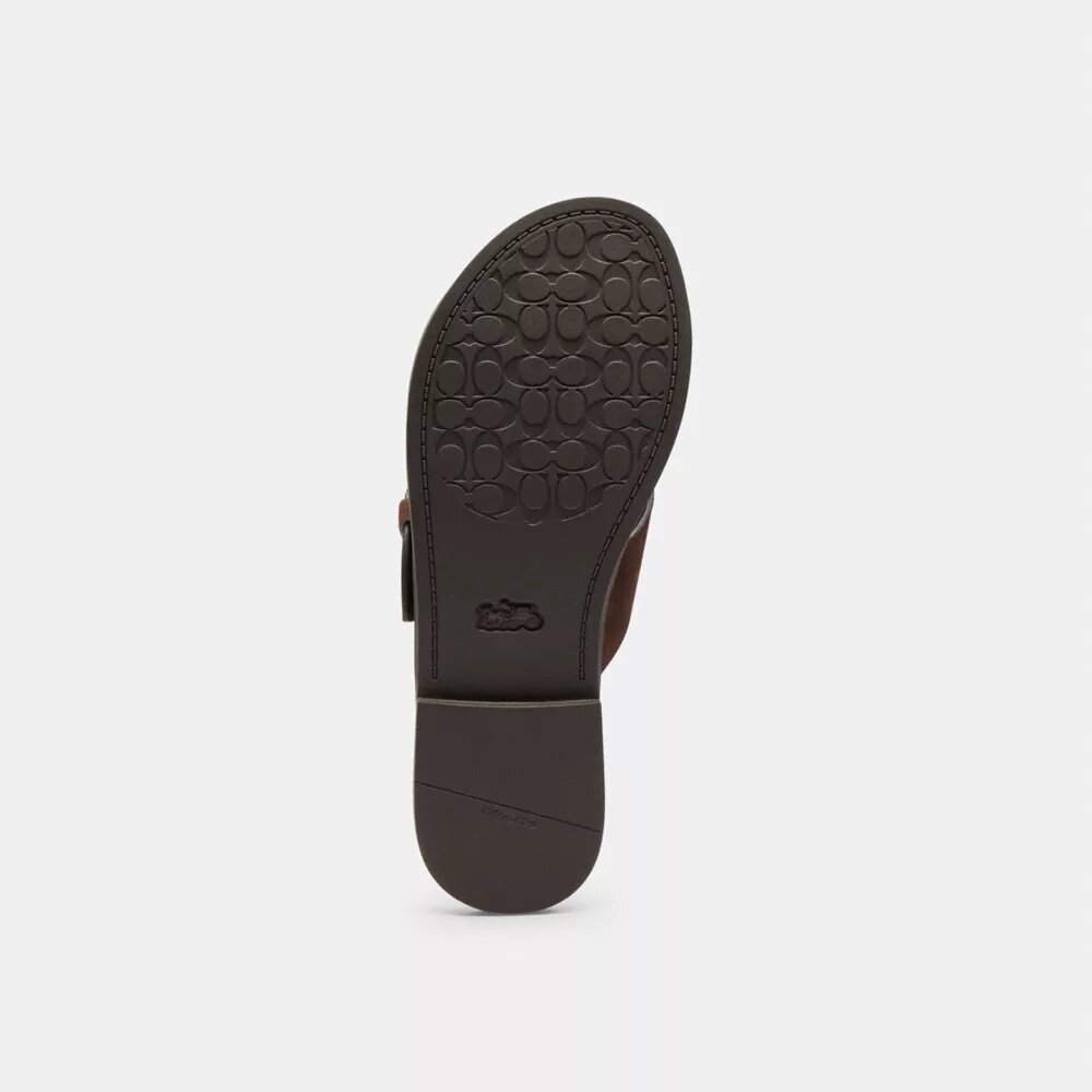 Sandaler med kryssende spenne