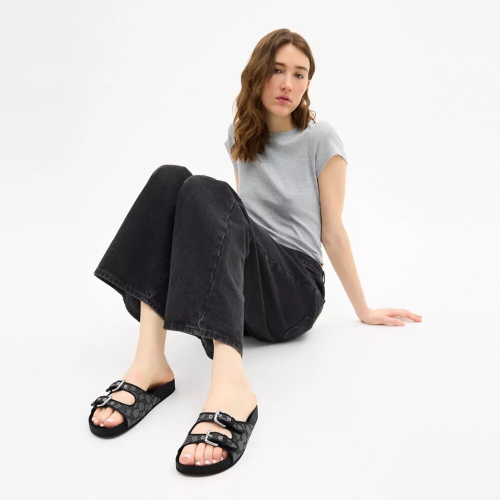 Sandaler med to spenner i vår karakteristiske jacquard