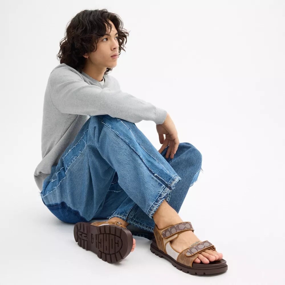 Sandaler med to stropper i signaturdesign