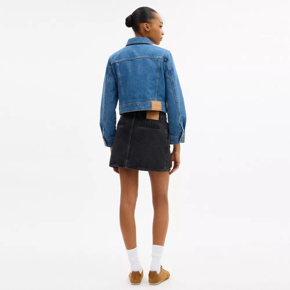 Sculpted C-jakke i krympet denim av økologisk bomull