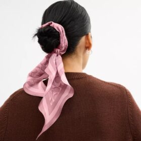 Signatur-silkesjal med diamantmønster