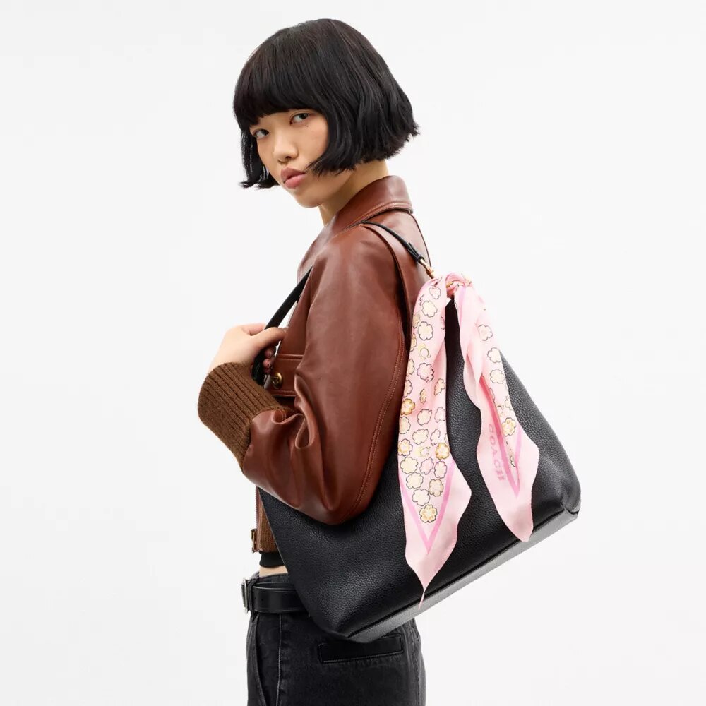 Silke-diamantsjal med «Waterfall Tea Rose»-mønster