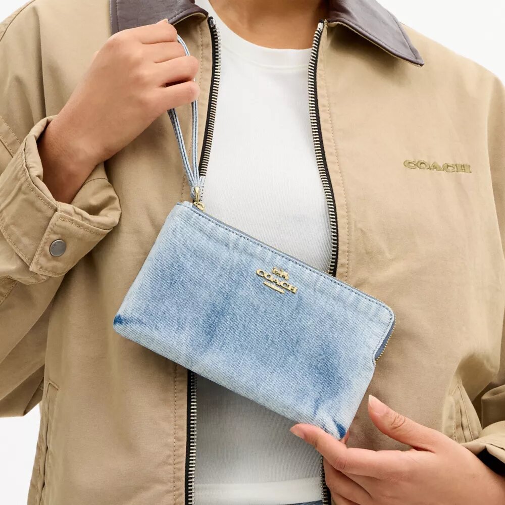 Stor håndleddsveske med glidelås i hjørnet i «Loved Denim»