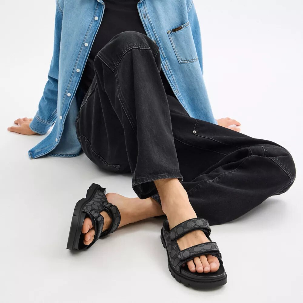 Stroppesandaler med dobbelt stropp i signatur-jacquard