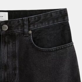 Svarte, koniske jeans i økologisk bomull