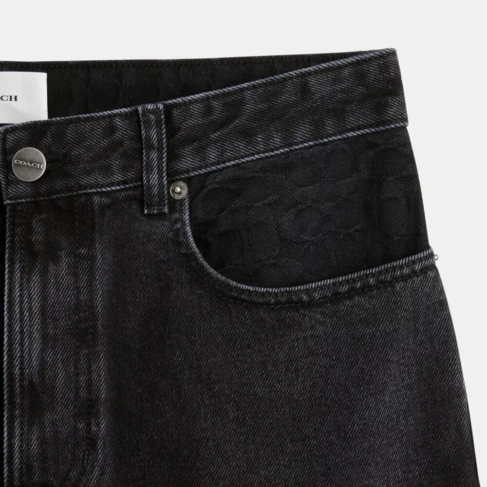 Svarte, koniske jeans i økologisk bomull