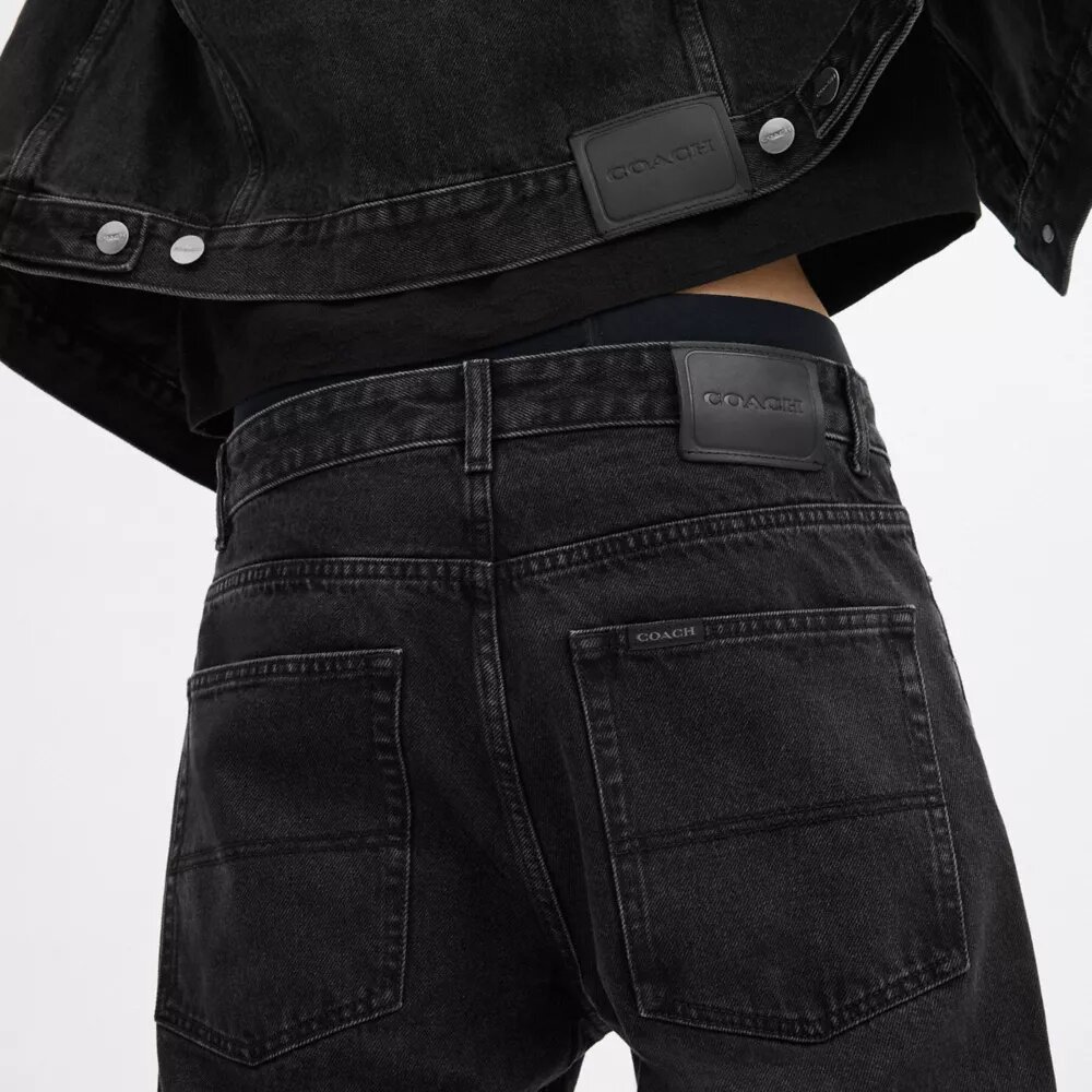 Svarte, koniske jeans i økologisk bomull
