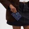 Tabby-lommebok i karakteristisk denim