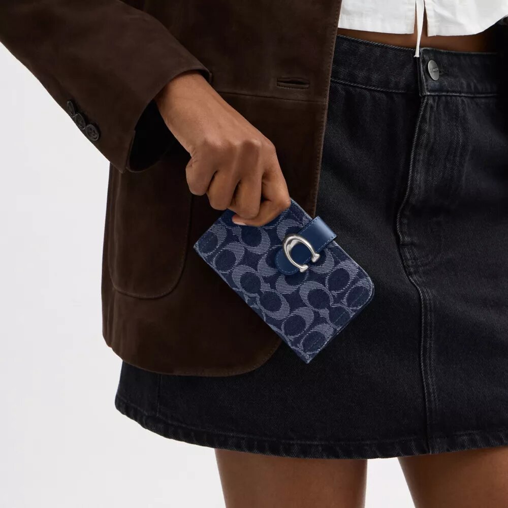 Tabby-lommebok i karakteristisk denim