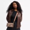 Tabby skulderveske 26 i Crystal Signature Jacquard