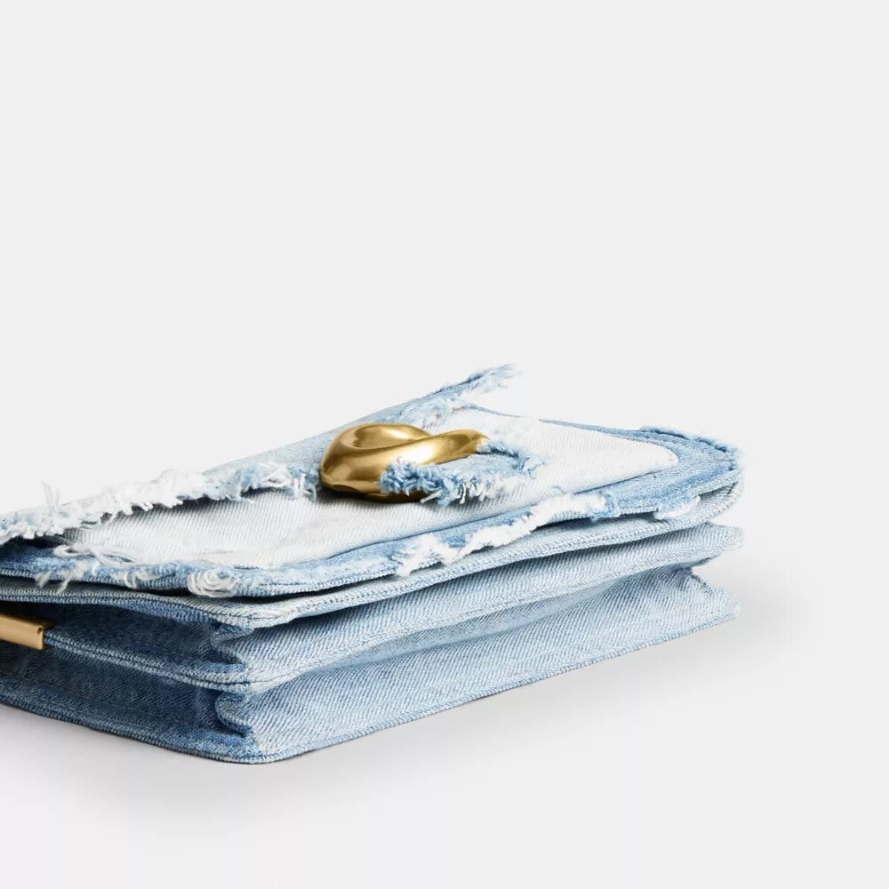 Tabby skulderveske 26 med patchwork av gjenbrukt denim