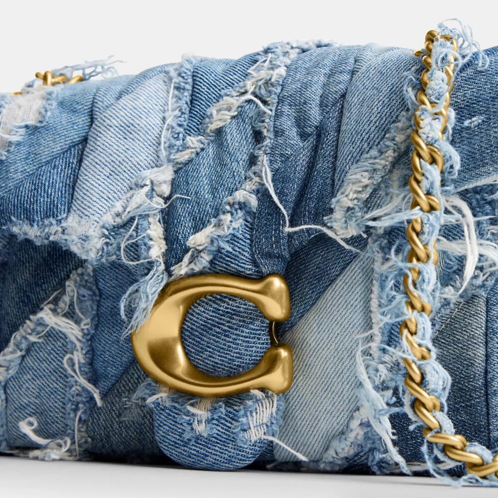 Tabby skulderveske 26 med quiltet patchwork av gjenbrukt denim
