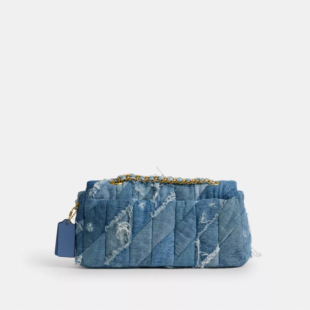 Tabby skulderveske 26 med quiltet patchwork av gjenbrukt denim