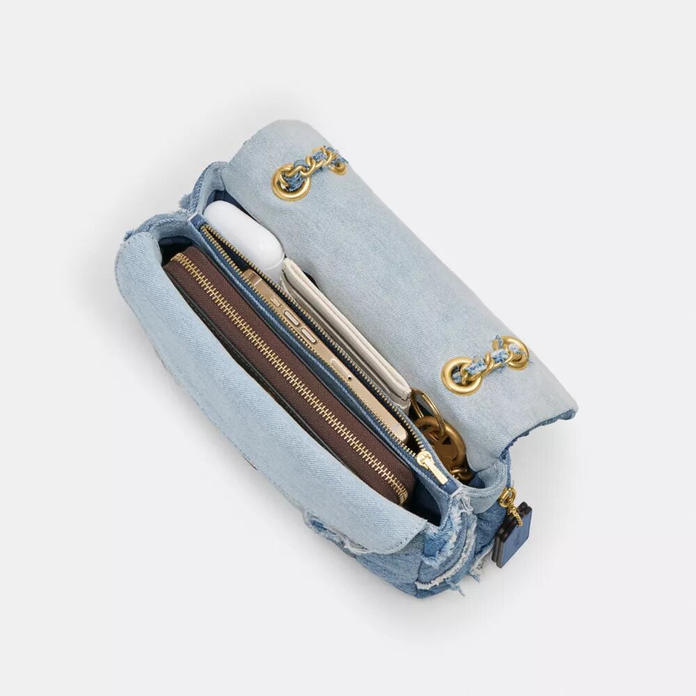 Tabby skulderveske 26 med quiltet patchwork av gjenbrukt denim