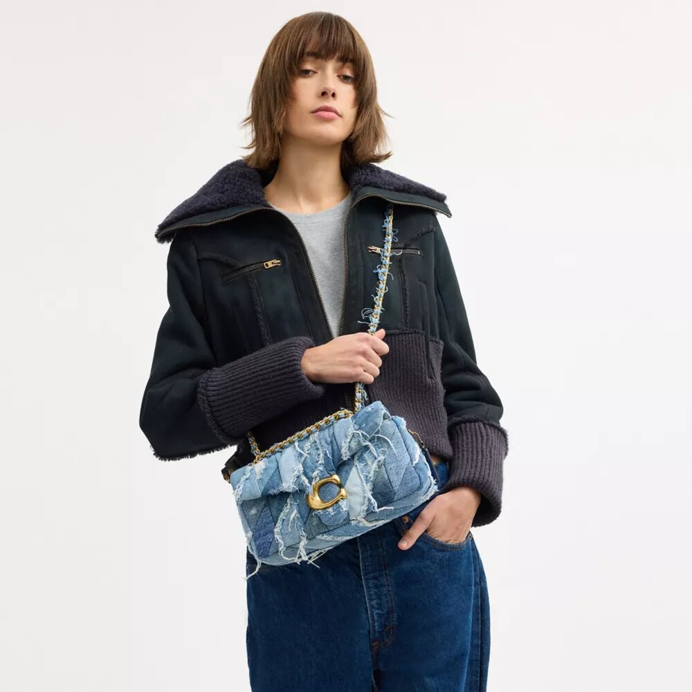Tabby skulderveske 26 med quiltet patchwork av gjenbrukt denim