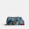 Tabby skulderveske 26 med quiltet patchwork av gjenbrukt denim