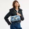 Tabby skulderveske 26 med quiltet patchwork av gjenbrukt denim