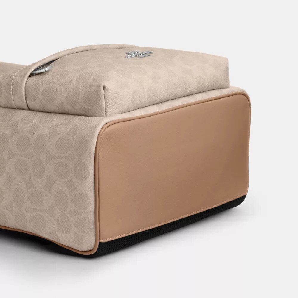 Taylor liten ryggsekk i Signature Canvas
