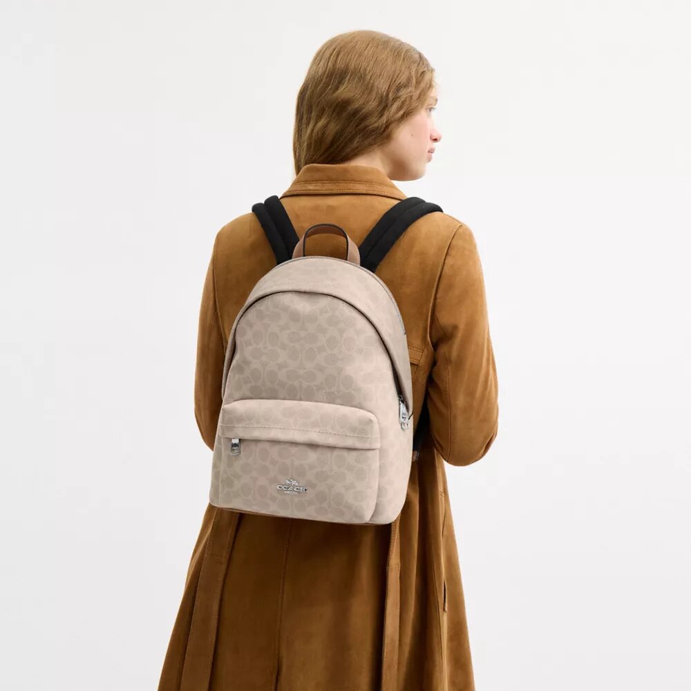 Taylor liten ryggsekk i Signature Canvas