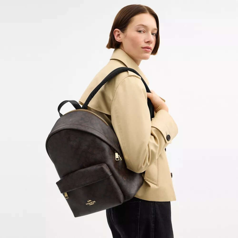 Taylor liten ryggsekk i Signature Canvas
