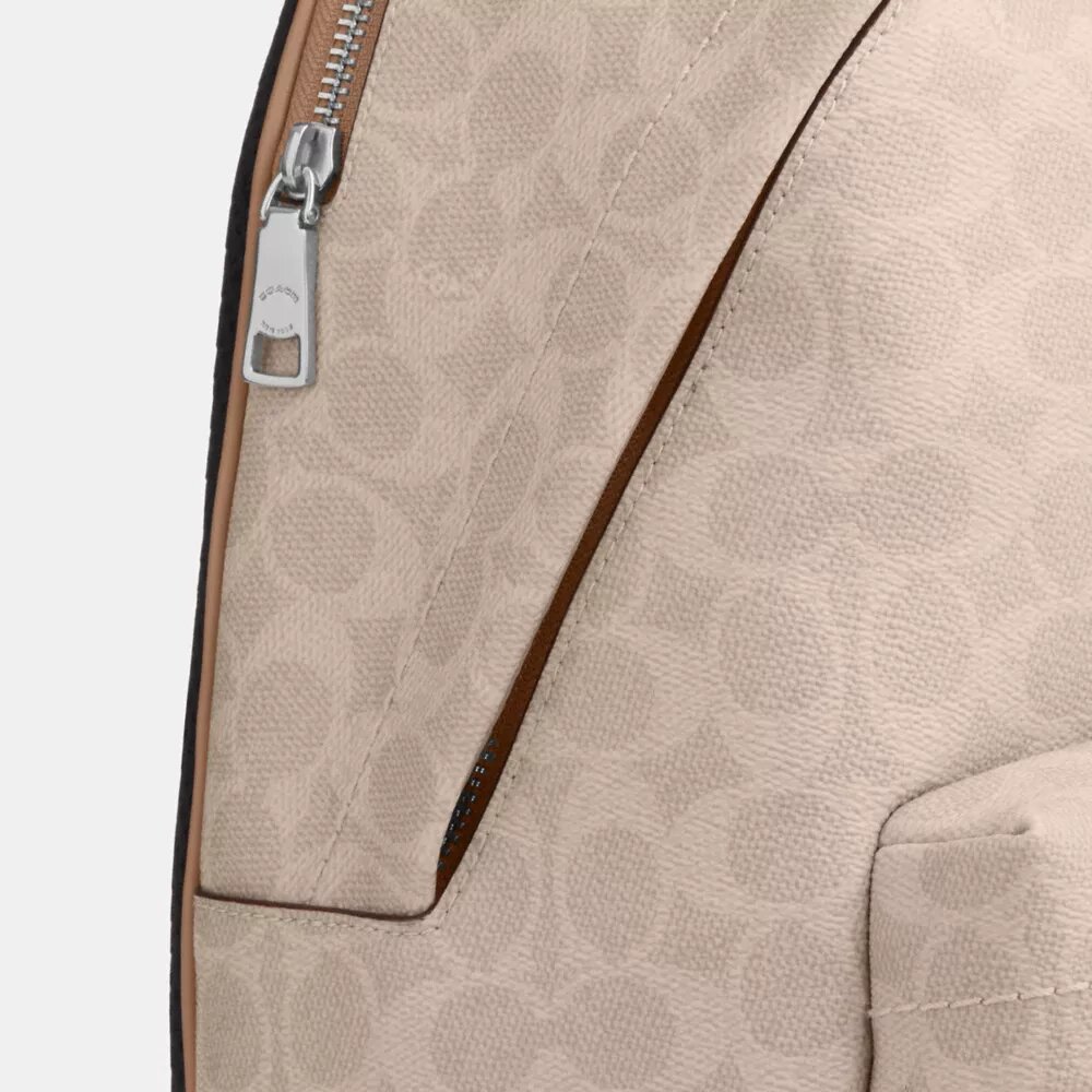 Taylor liten ryggsekk i Signature Canvas