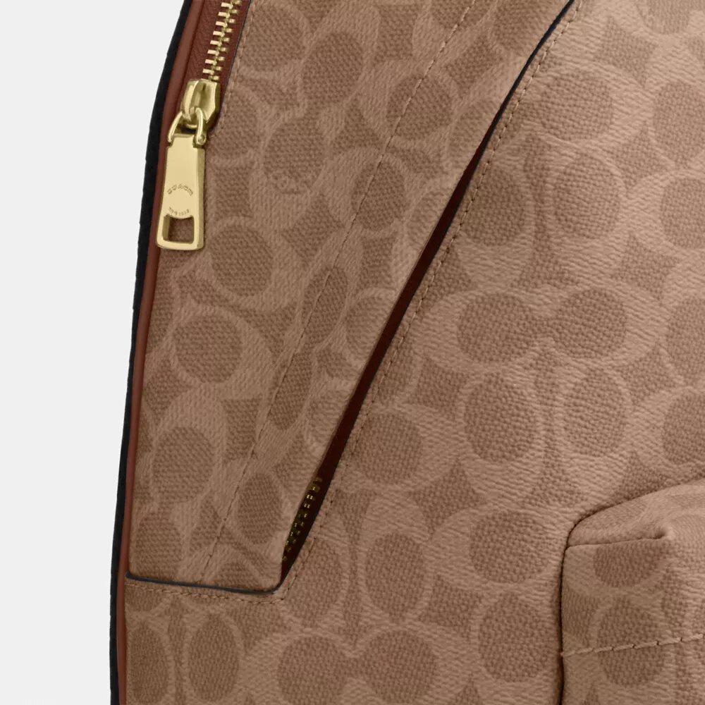 Taylor liten ryggsekk i Signature Canvas