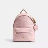 Taylor liten ryggsekk i Signature Canvas med anheng