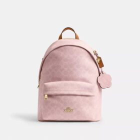 Taylor liten ryggsekk i Signature Canvas med anheng