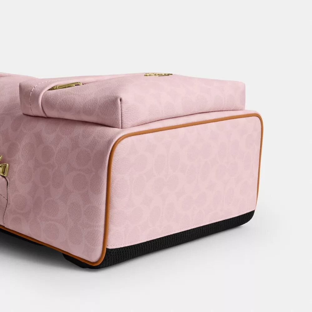 Taylor liten ryggsekk i Signature Canvas med anheng