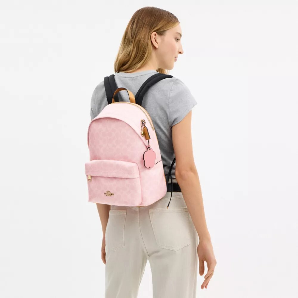 Taylor liten ryggsekk i Signature Canvas med anheng