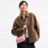 Teri Mini-crossbody-veske i signaturlær med hjerteanheng