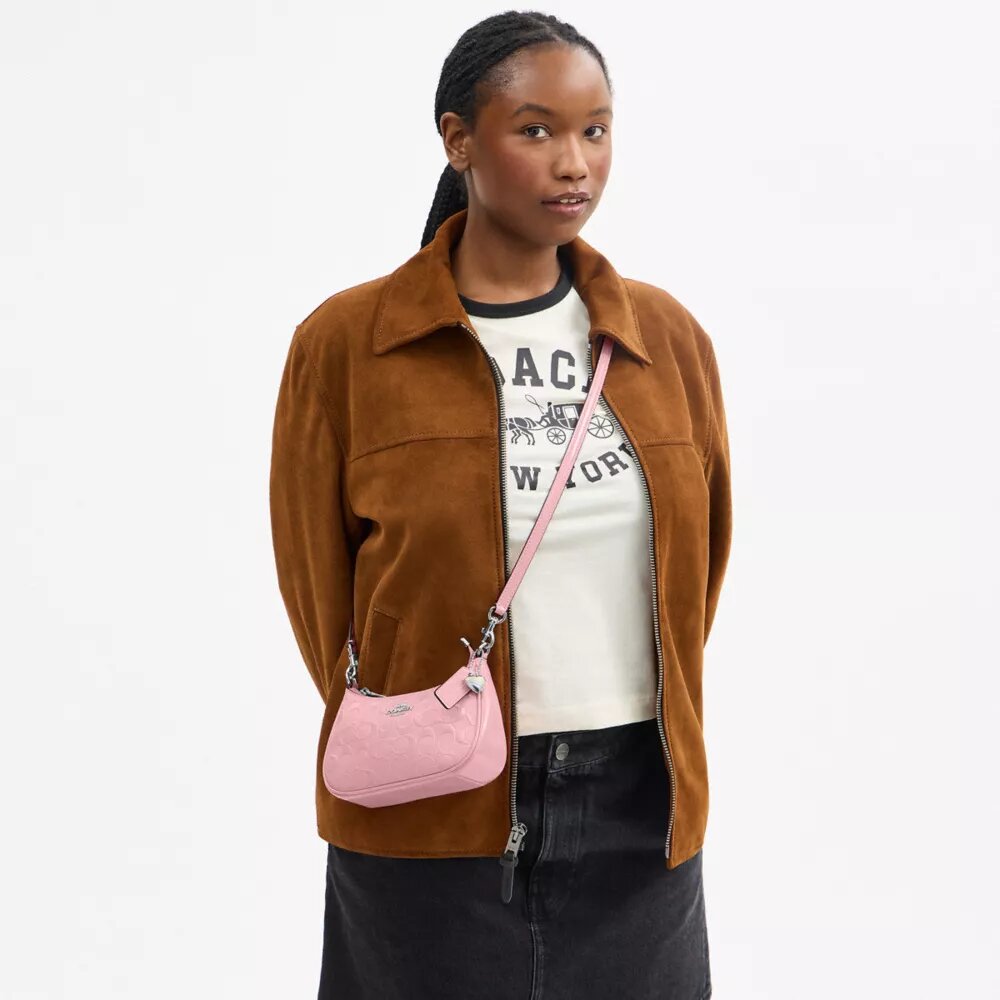 Teri Mini-crossbody-veske i signaturlær med hjerteanheng