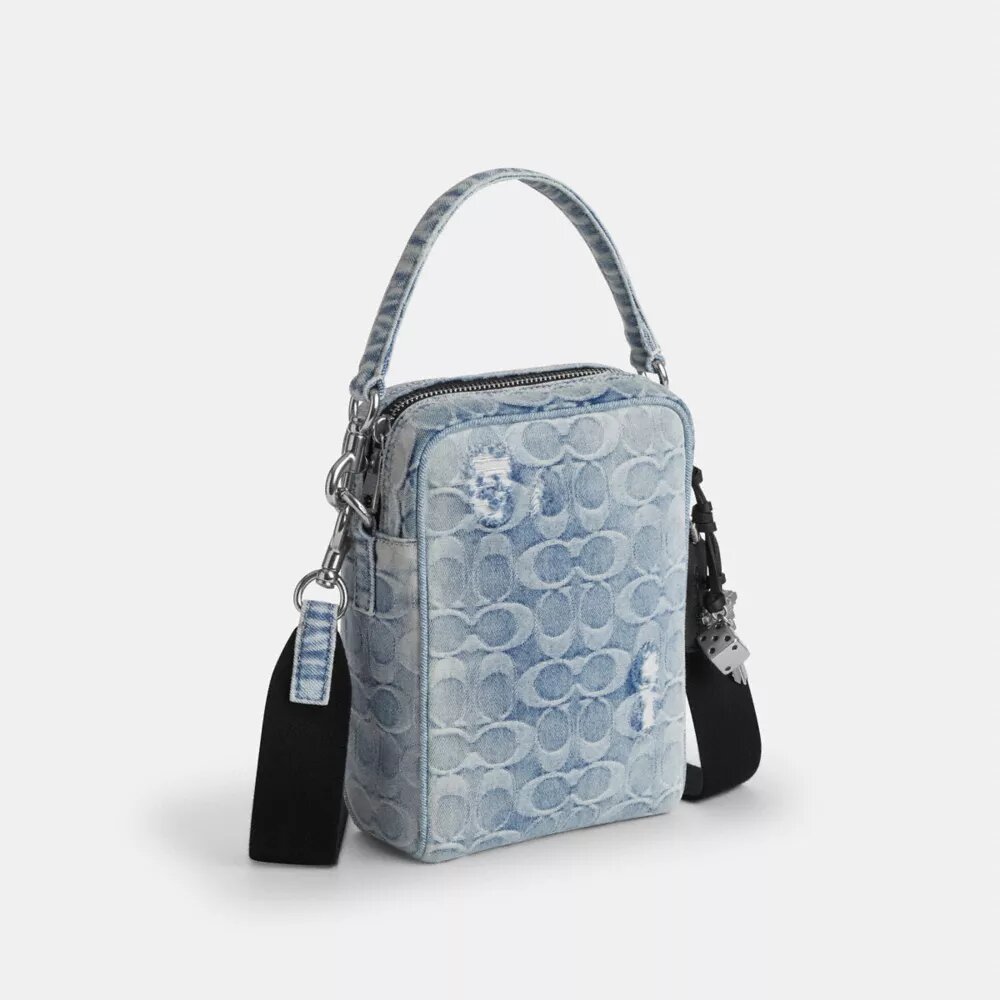 Tristan crossbody-veske 14 i «Loved» Signature-denim med anheng