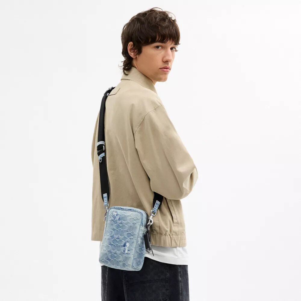 Tristan crossbody-veske 14 i «Loved» Signature-denim med anheng