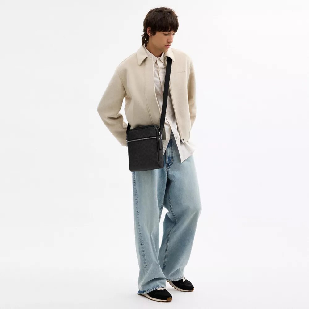 Tristan crossbody-veske 22 i Signature Canvas