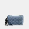 Veske i «Loved»-signaturdenim med anheng